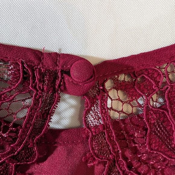 TFNC Lace Shell Top in Burgundy - Picture 8 of 8